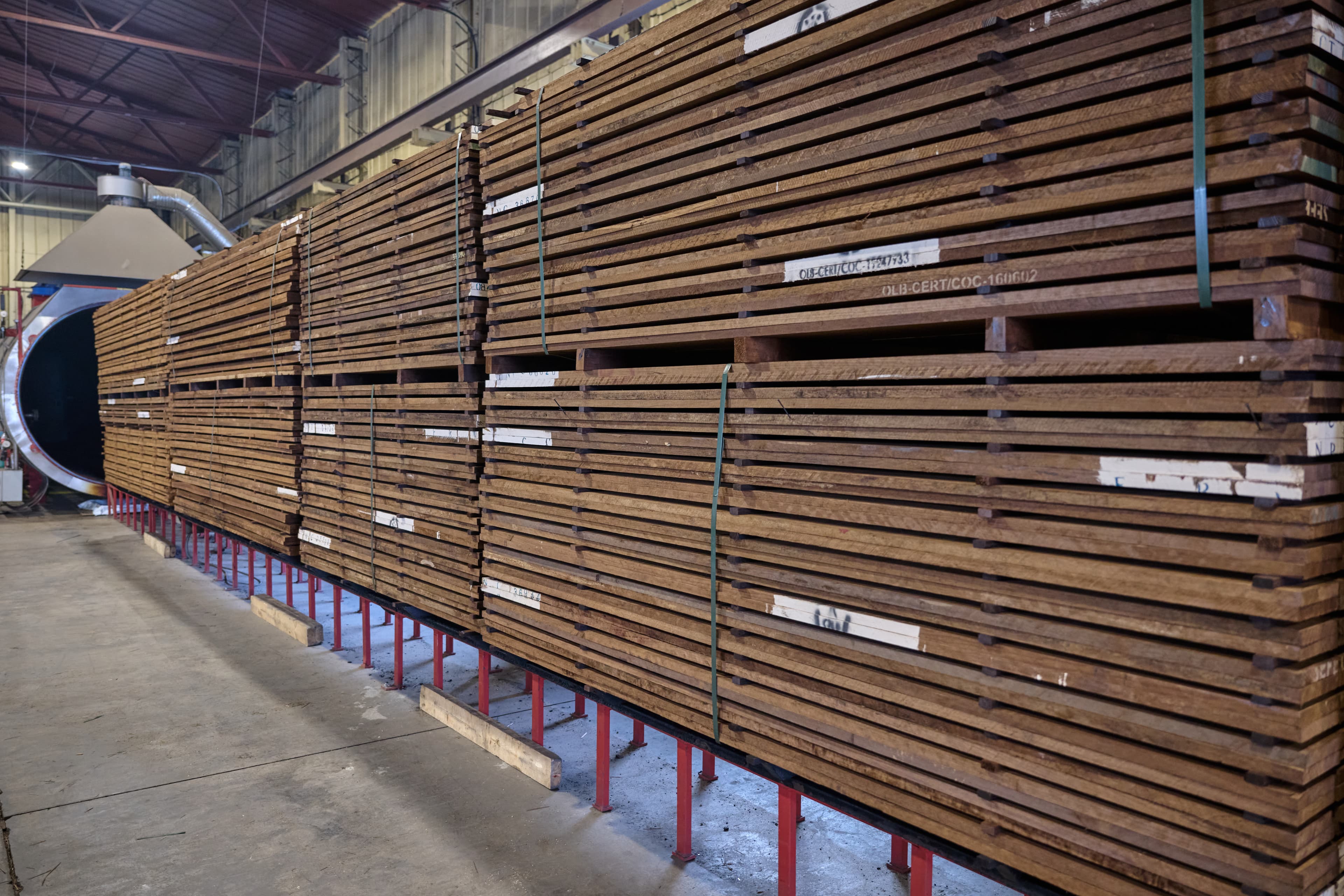 Thermal treatment equipment and wood material